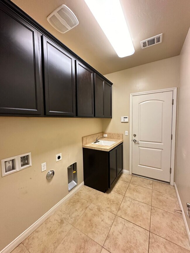 Building Photo - Beautiful House in gated community w/ Solar!