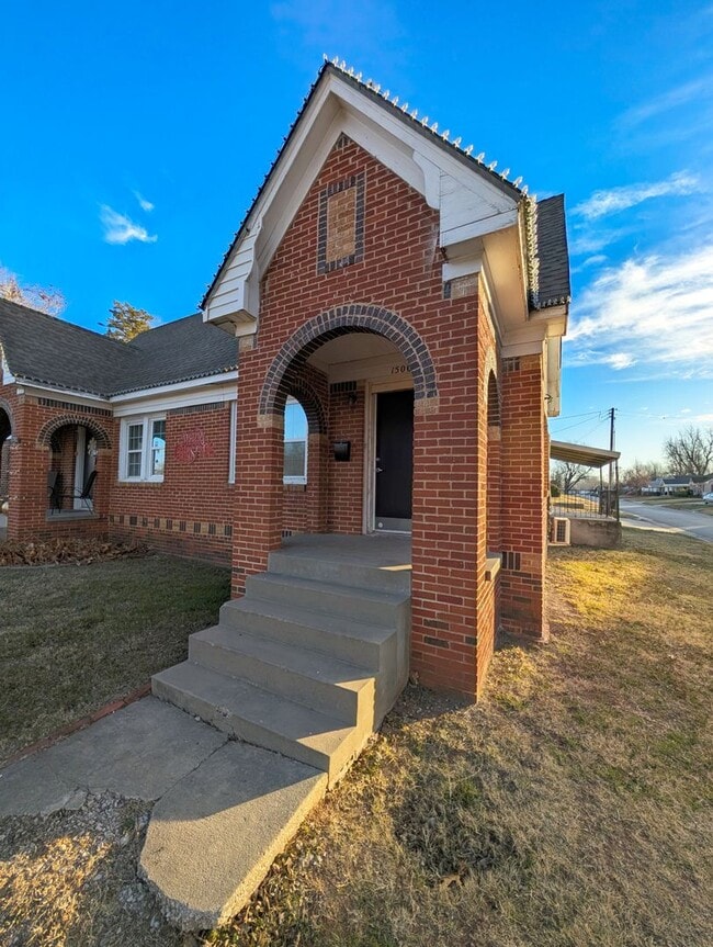 Building Photo - Drexel/NW 14th Tri-Plex