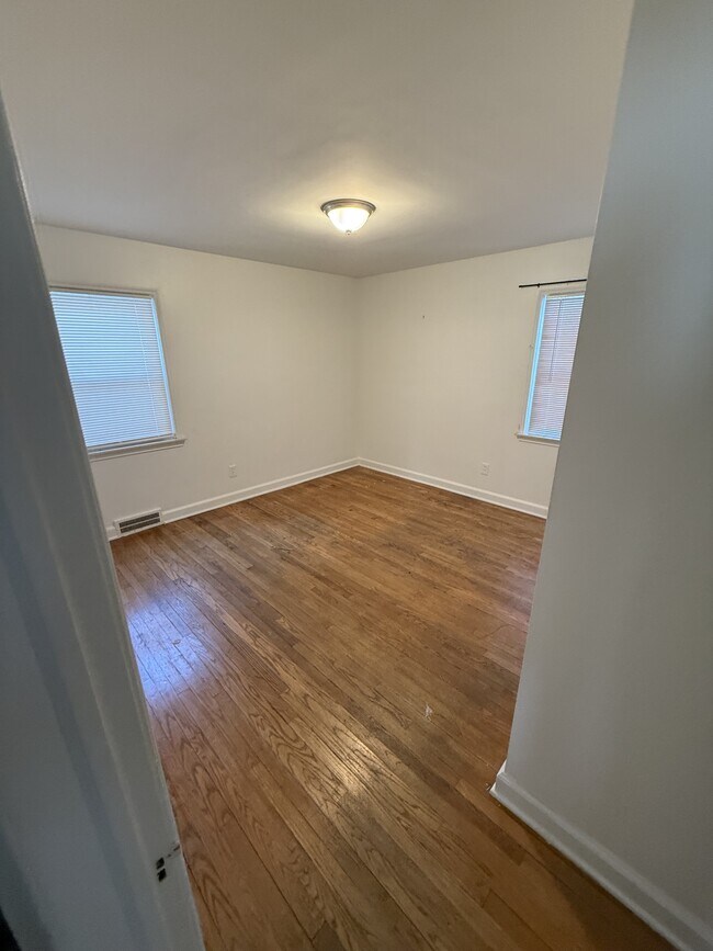 Building Photo - 5752 Bishop St