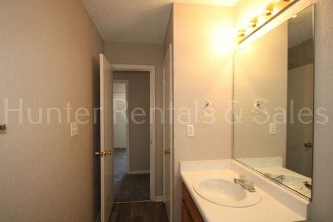 Building Photo - Delightful Duplex!