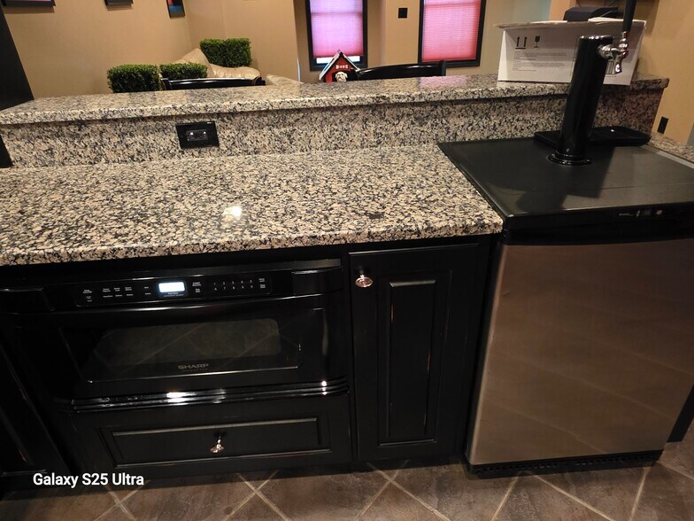Bar with microwave drawer - 1410 Lamont Cir