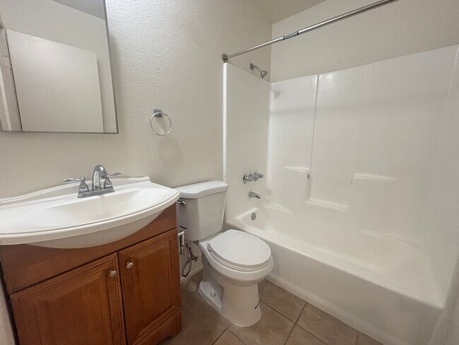 Building Photo - West Lancaster Apartment