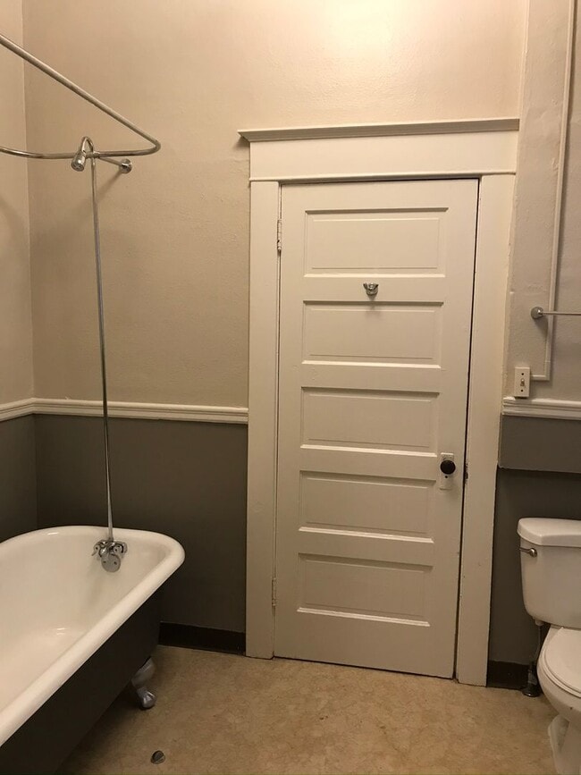 Building Photo - 4br/2ba House with fenced yard