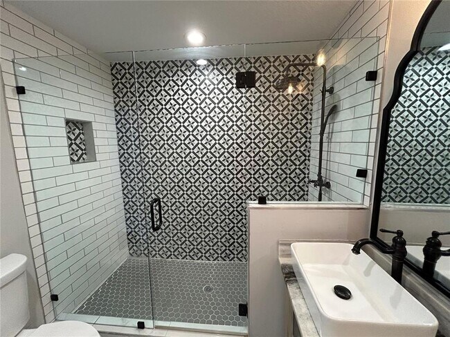 Building Photo - 2108 W Powhatan Ave