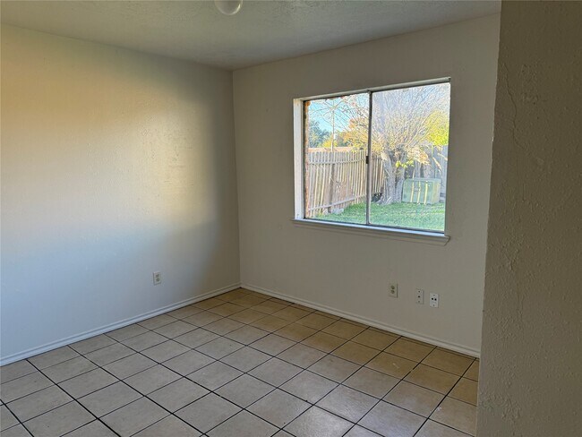 Building Photo - 2114 W Greens Rd