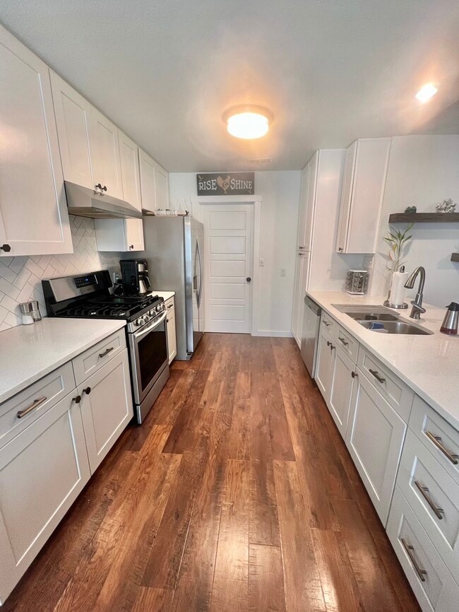 Building Photo - 303 Craigmont Dr