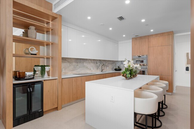 Building Photo - 700 NE 24th St