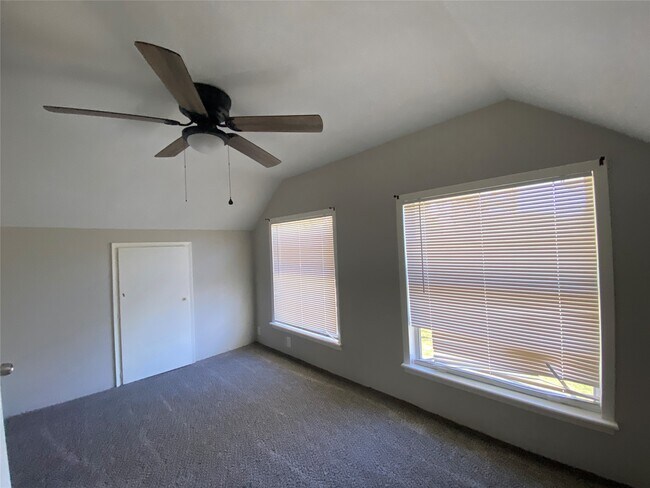 Building Photo - 121 Parker Ln