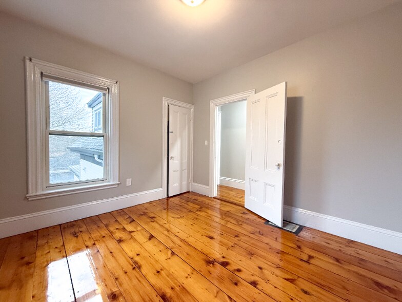 Building Photo - 173 Elm St