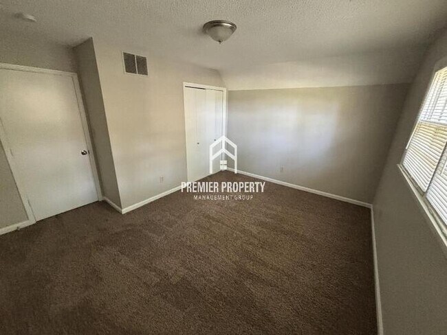 Building Photo - 135 Fox Hill Ct