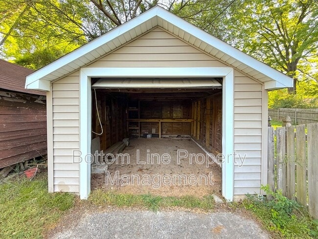 Building Photo - 2417 Bay St