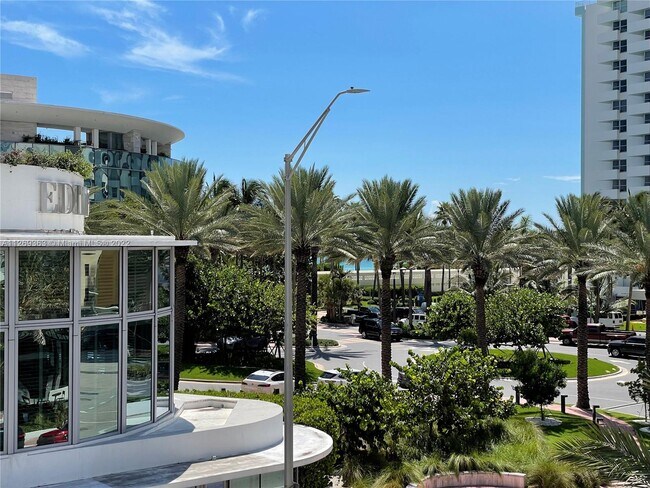 Building Photo - 2924 Collins Ave