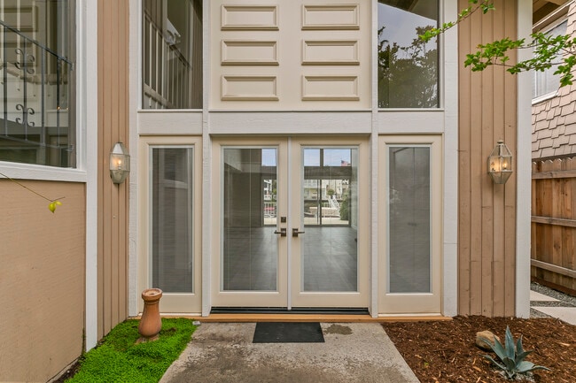 Building Photo - 2957 Seaview Ave