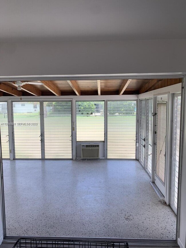 Building Photo - 707 Greenbriar Dr