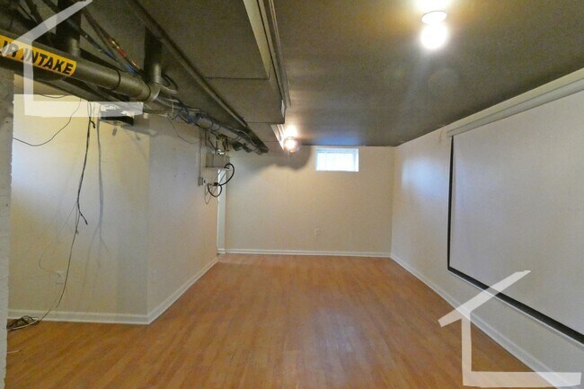 Building Photo - Lovely, De-leaded 3-bed, 2-bath Newton Apartment