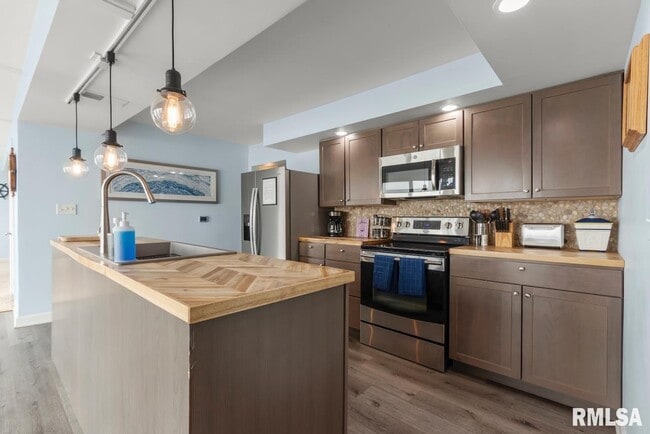 Building Photo - 15326 N River Beach Dr