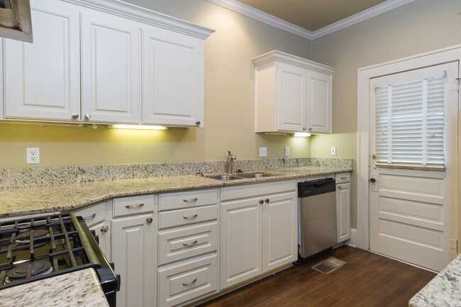 Building Photo - South Highlands