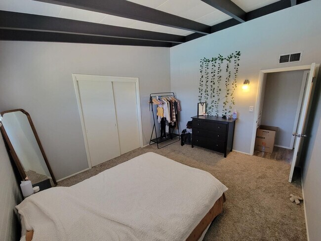 Building Photo - 909 E Marlette Ave