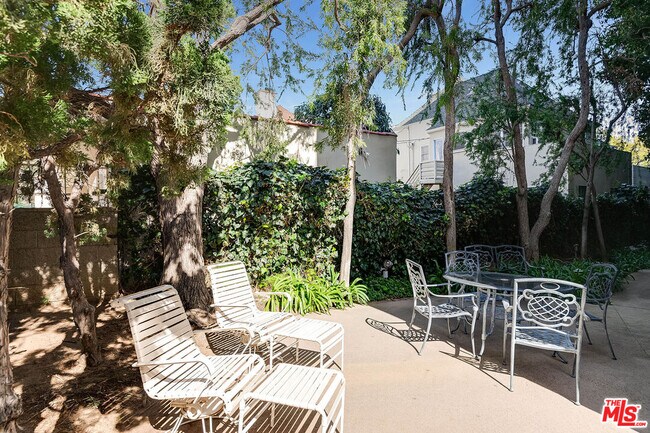 Building Photo - 441 N Oakhurst Dr