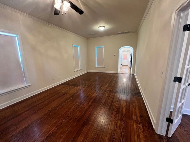 Building Photo - 2 bedroom 1 bath house