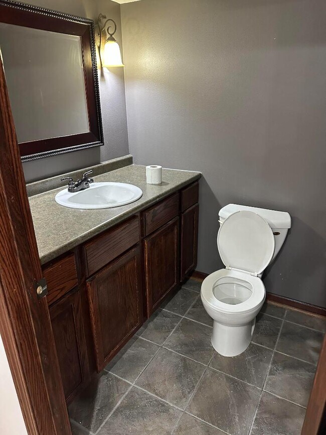 Building Photo - 658 Meadow Cir