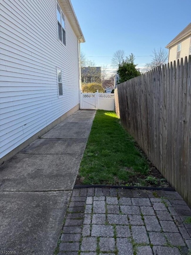 Building Photo - 518 Downer St