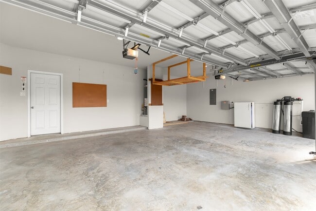 Building Photo - 1333 Red Hills Dr