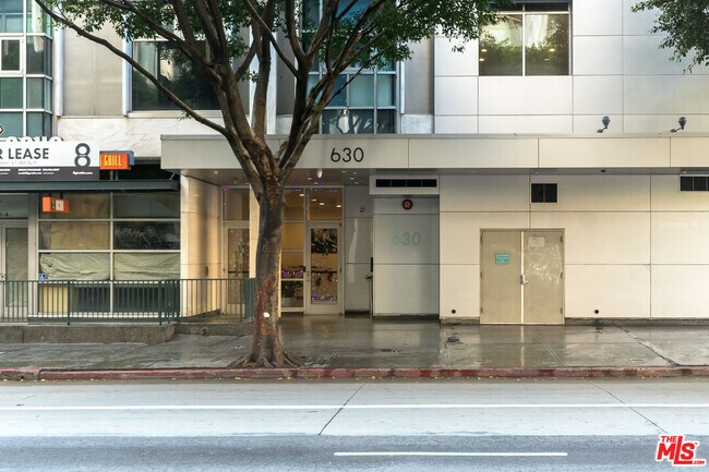 Building Photo - 630 W 6th St