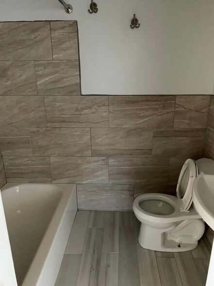 Building Photo - 104 Chester Ave