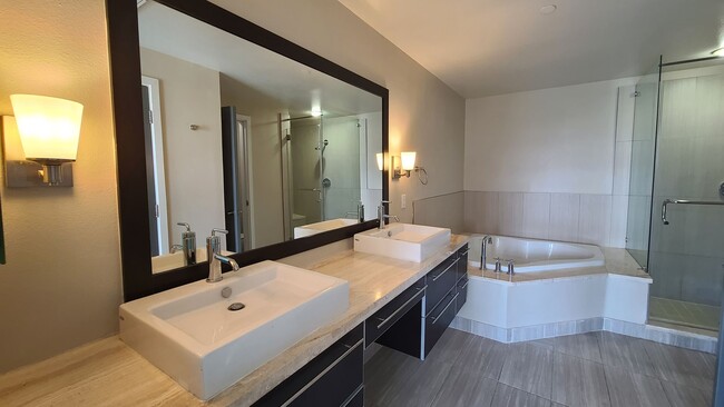 Building Photo - 2 Bedroom Condo located in Park House.