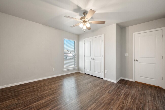 Building Photo - 2022 Kenwood Ave