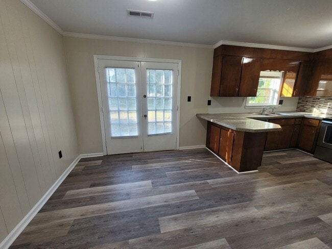 Building Photo - 3 bedroom 2 bath brick ranch in great loaction .