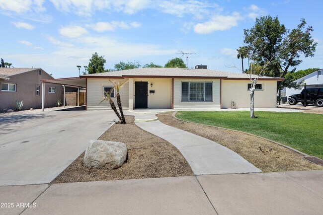 Building Photo - 5742 N 12th Pl