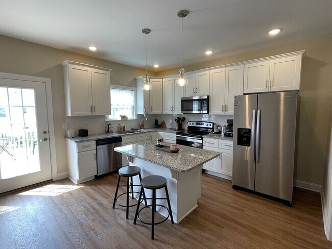 Building Photo - Spacious Luxury Townhome! Outstanding Location!