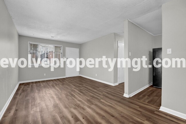 Building Photo - $300 OFF FIRST MONTH'S RENT  MOVE IN SPECI...