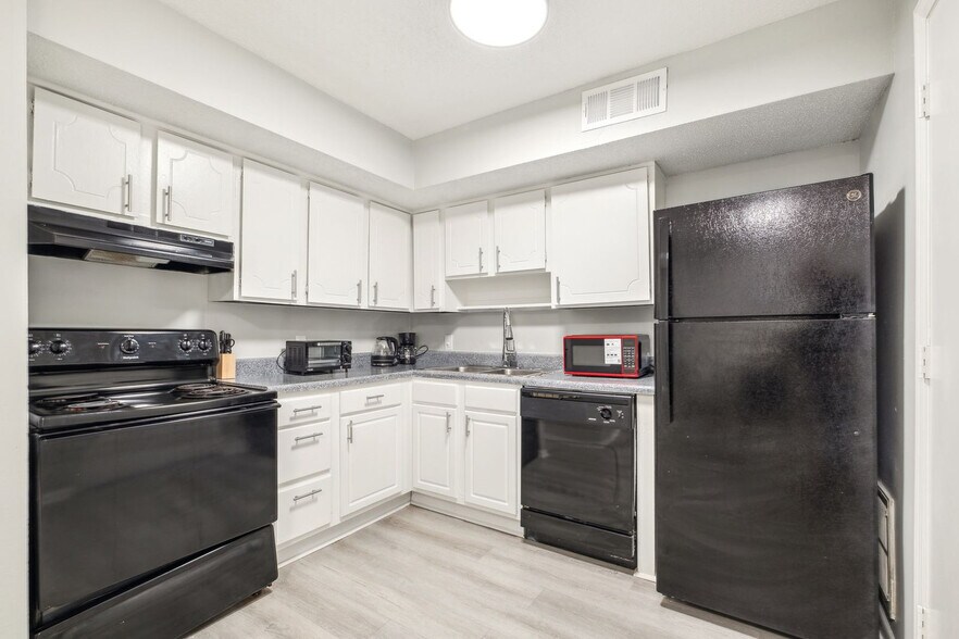 Building Photo - 600 Whispering Hills Dr