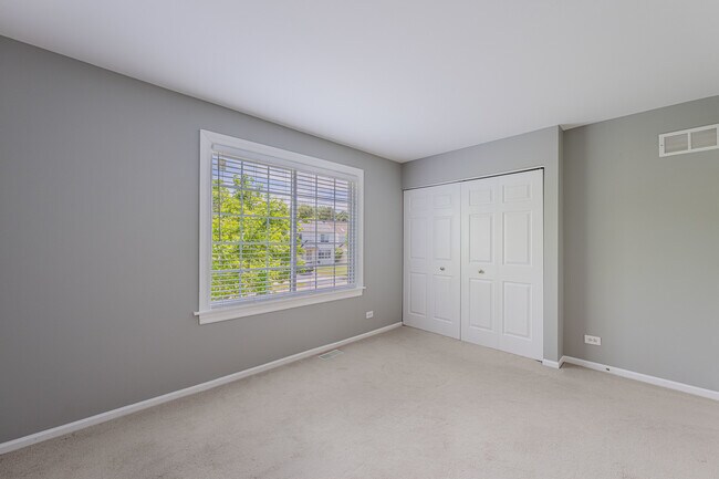 Building Photo - 1371 Braymore Cir E