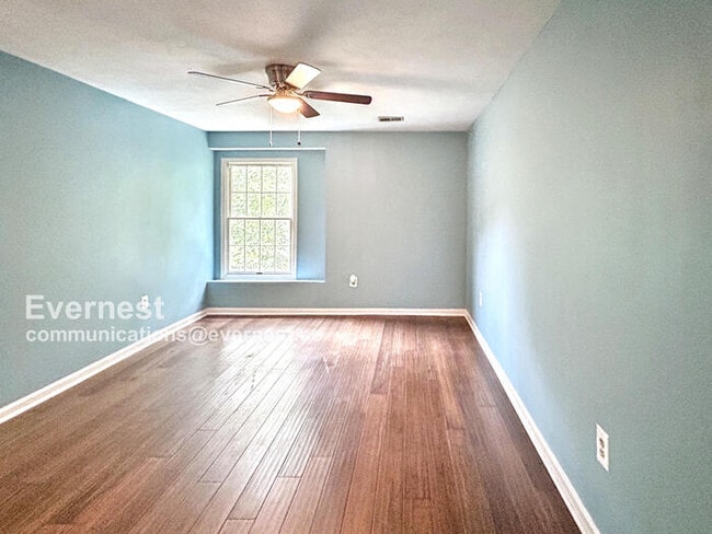Building Photo - 3059 Southampton Dr