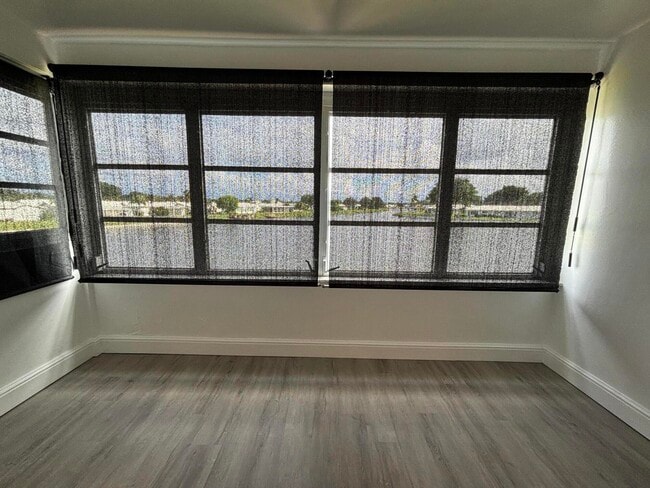 Building Photo - 1112 Lake Terrace