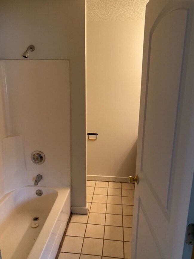 Building Photo - 3 Bedroom, Single-story Townhomes for rent in Des Moines IA