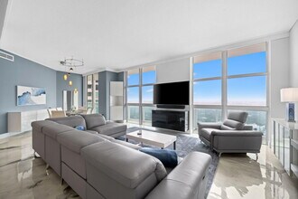 Building Photo - 347 N New River Dr E