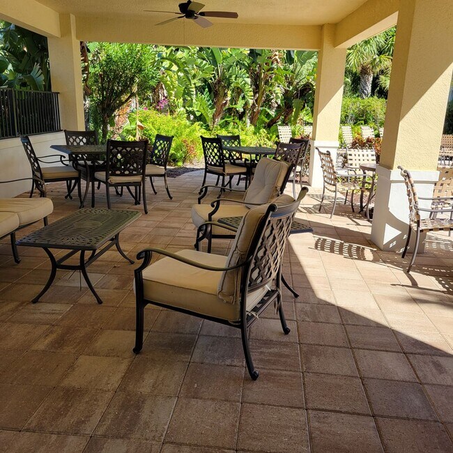 Building Photo - BACK ON THE MARKET-Seasonal/short term 3/2...