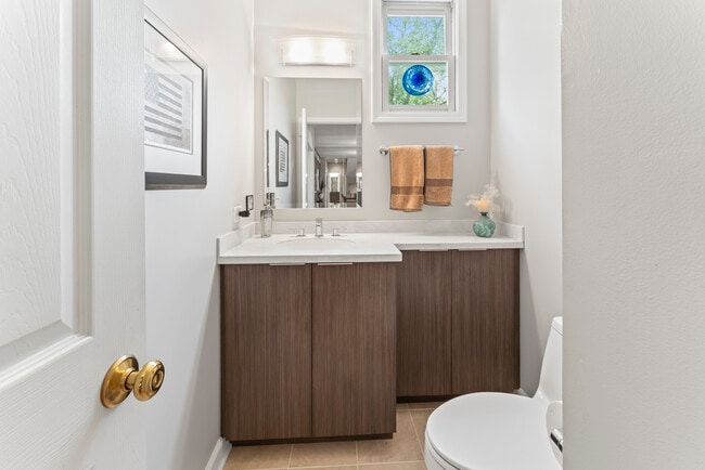 Building Photo - 566 W Bridge View Ct