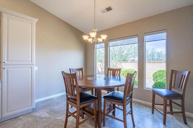 Building Photo - Bright & Beautiful 2 Bedroom Home in Sun R...