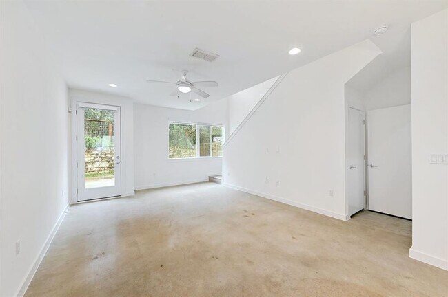 Building Photo - 705 N Bluff Dr