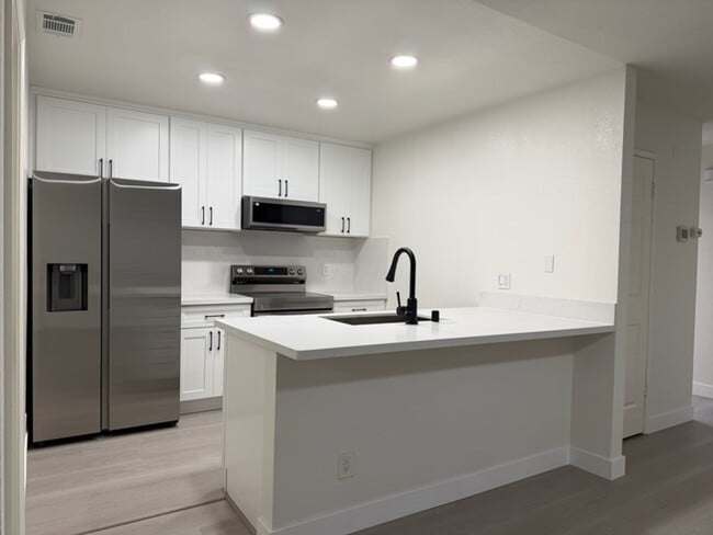 Building Photo - Valley Hi / N. Laguna 2 Bdrm 1 bath half-plex