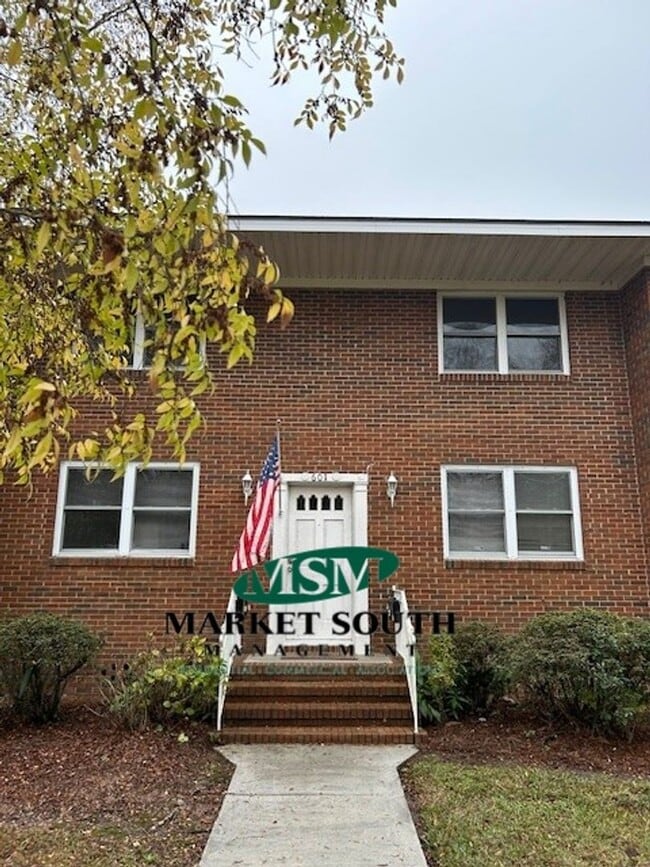 Building Photo - Savannah living with modern conveniences