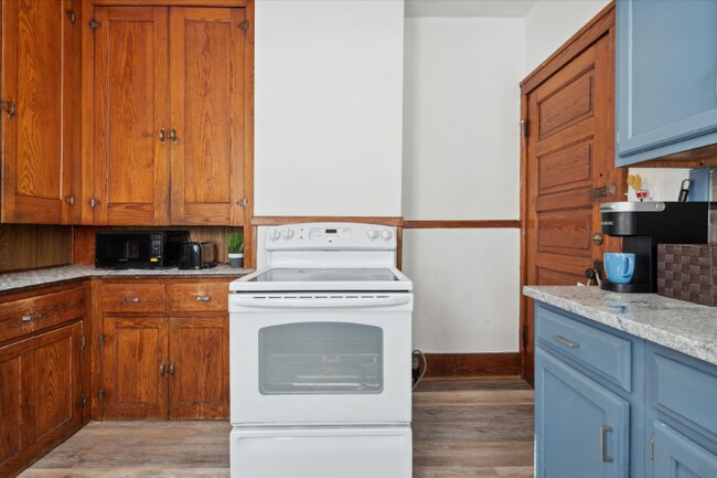 Building Photo - 233 W Shoreline Dr