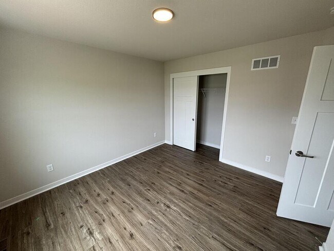 Building Photo - 670 Lambert Dr