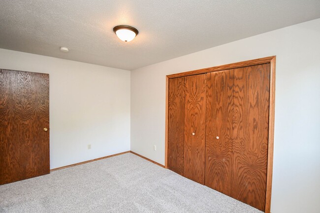 Building Photo - 705 N Montgomery Ct